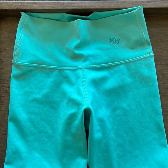 SOLD Mika Yoga Wear Leggings - Picture 1 of 3